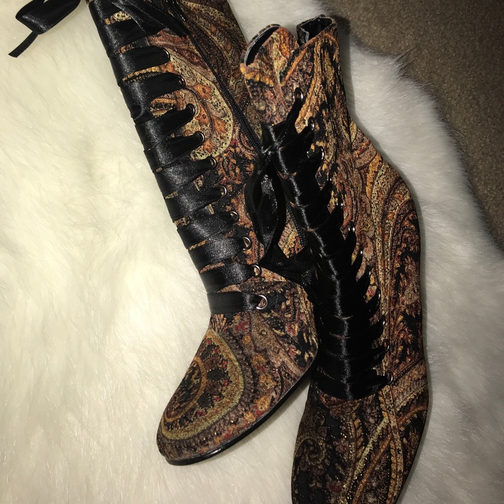 Beautiful Speigel Boots - Picture 2 of 8